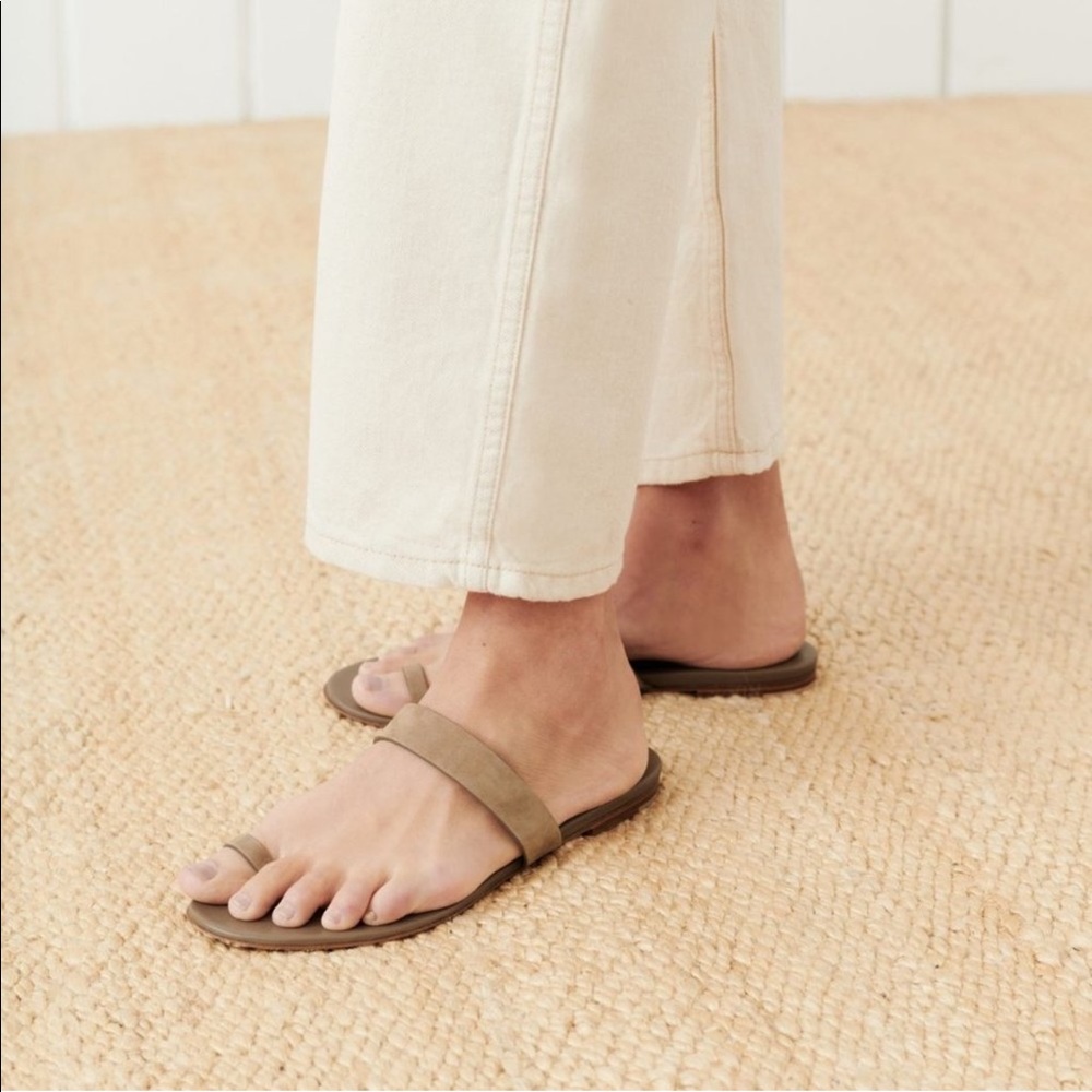 Jenni Kayne Taupe Colored Oiled Leather Strap Sandals Size 7